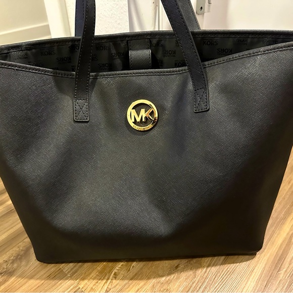 Michael Kors Large tote purse - Picture 1 of 4